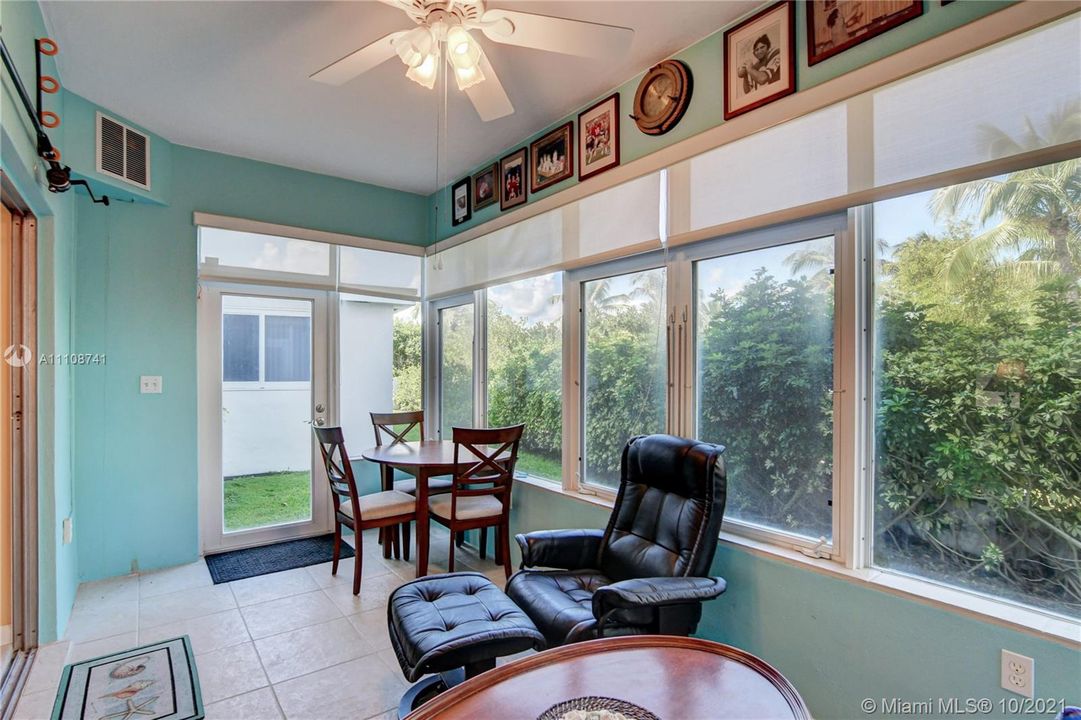 最近售出: $265,000 (1 贝兹, 1 浴室, 858 平方英尺)