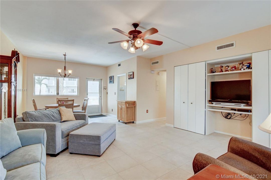 最近售出: $265,000 (1 贝兹, 1 浴室, 858 平方英尺)