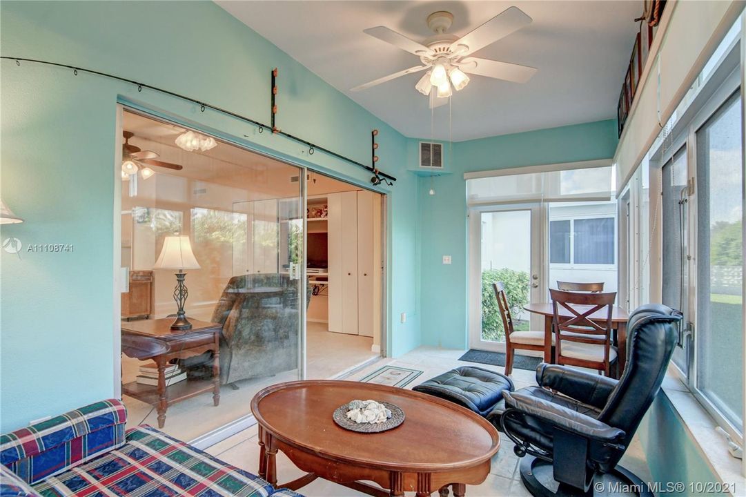 最近售出: $265,000 (1 贝兹, 1 浴室, 858 平方英尺)