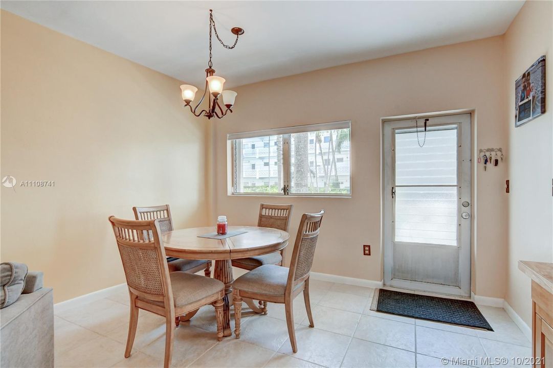 最近售出: $265,000 (1 贝兹, 1 浴室, 858 平方英尺)