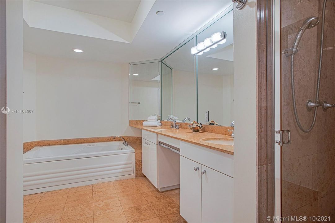 最近售出: $1,400,000 (2 贝兹, 2 浴室, 1550 平方英尺)