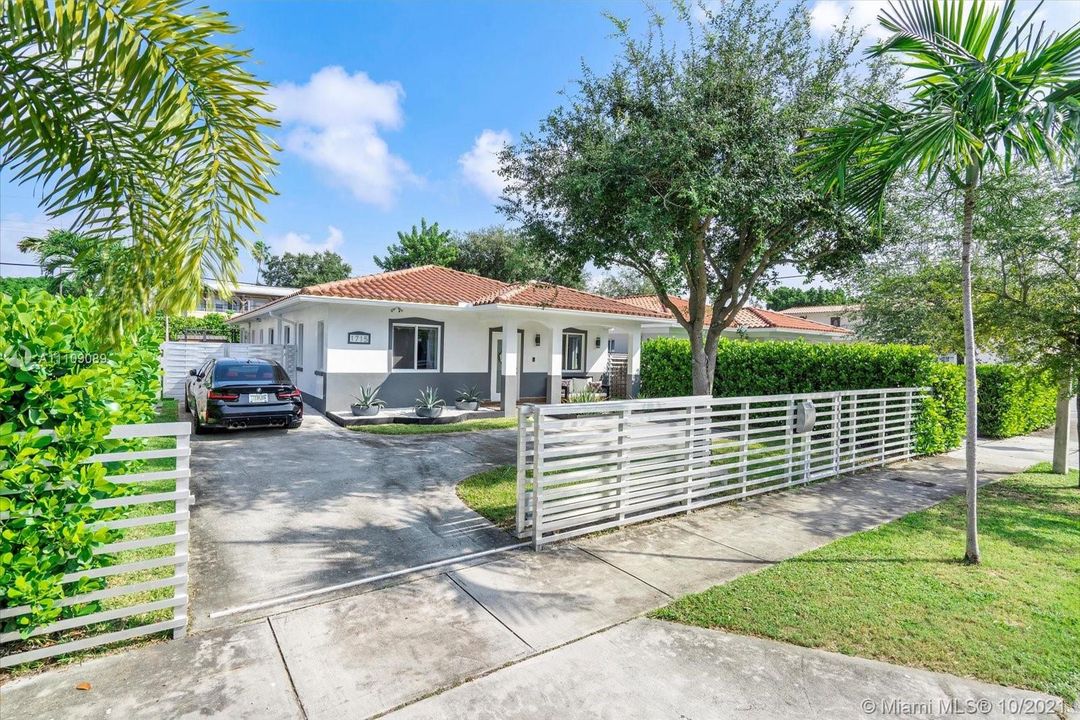 Recently Sold: $930,000 (3 beds, 2 baths, 1800 Square Feet)