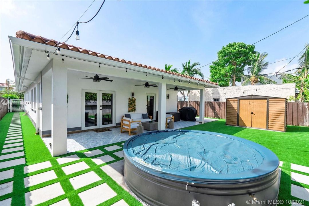Recently Sold: $930,000 (3 beds, 2 baths, 1800 Square Feet)