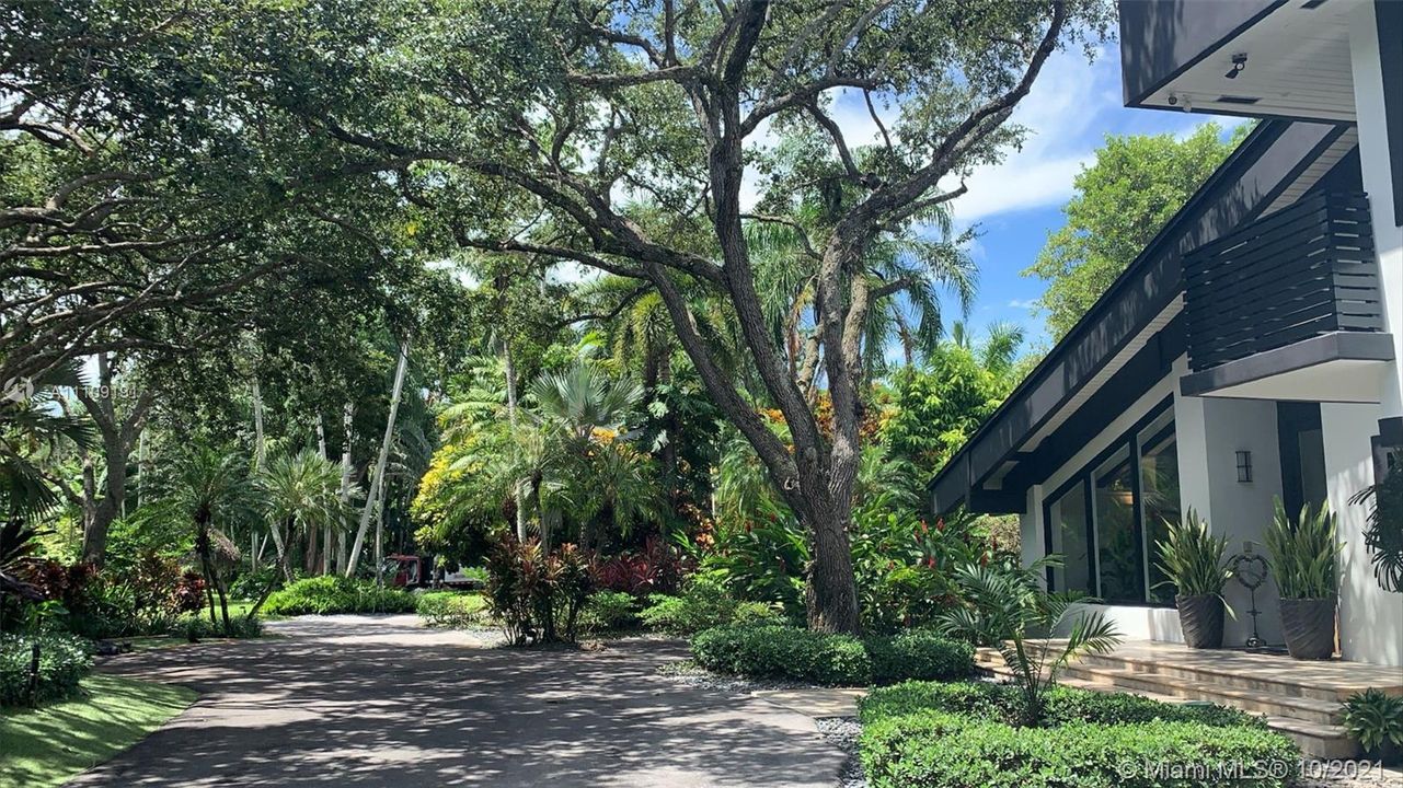 Recently Sold: $2,995,000 (5 beds, 5 baths, 5913 Square Feet)