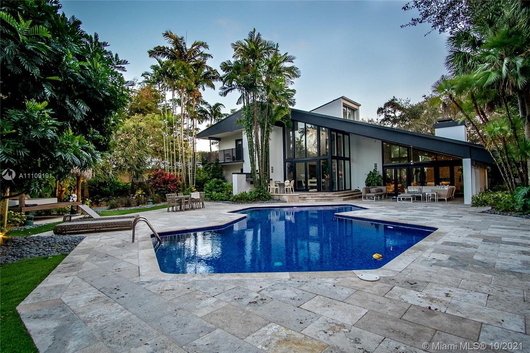Recently Sold: $2,995,000 (5 beds, 5 baths, 5913 Square Feet)