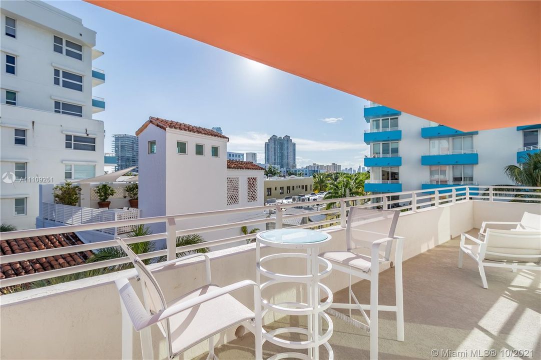 Recently Sold: $1,250,000 (2 beds, 2 baths, 1226 Square Feet)