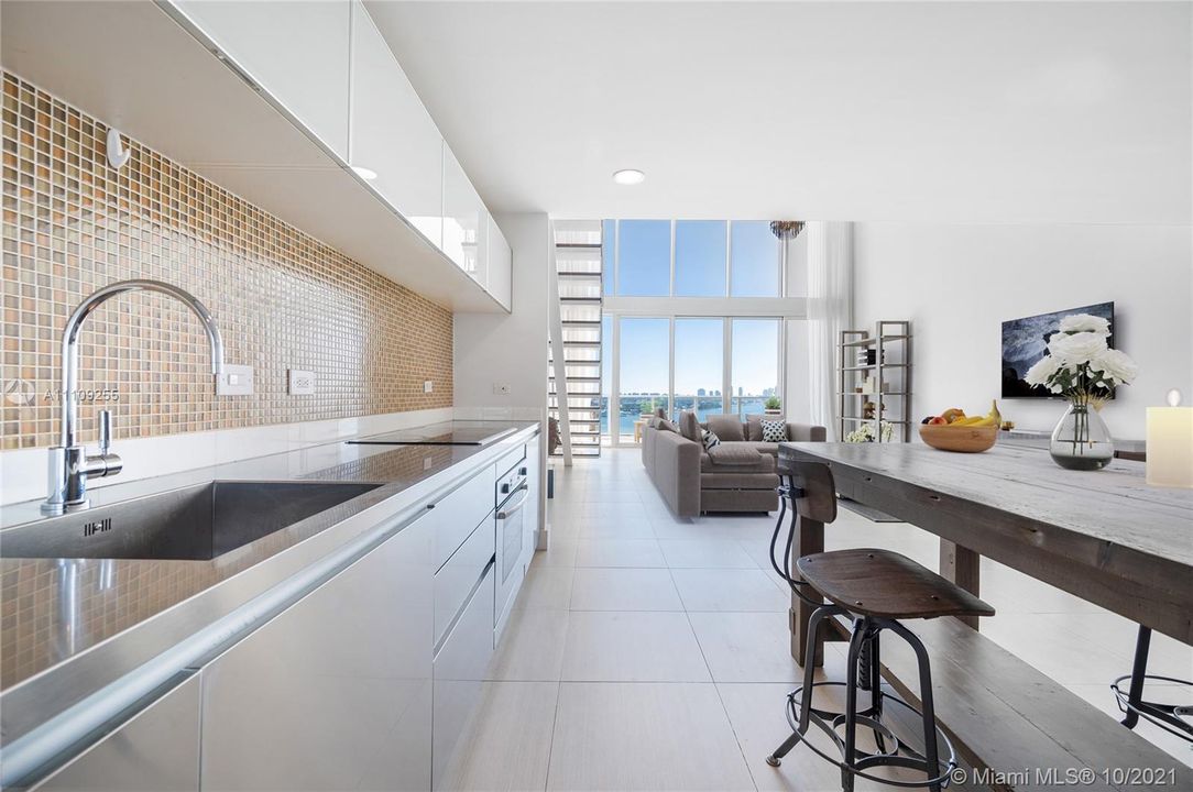 Recently Sold: $1,300,000 (2 beds, 2 baths, 1794 Square Feet)