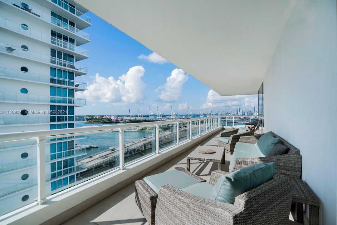 Recently Sold: $1,250,000 (2 beds, 2 baths, 1252 Square Feet)