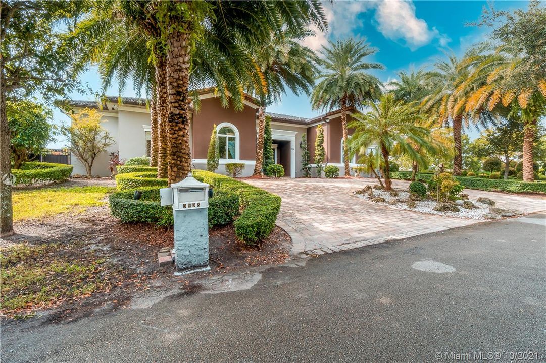 Recently Sold: $1,250,000 (5 beds, 3 baths, 4011 Square Feet)
