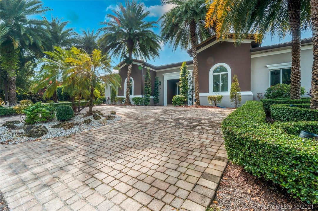 Recently Sold: $1,250,000 (5 beds, 3 baths, 4011 Square Feet)