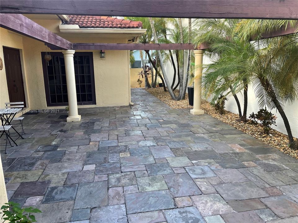 Recently Sold: $650,000 (4 beds, 3 baths, 2526 Square Feet)