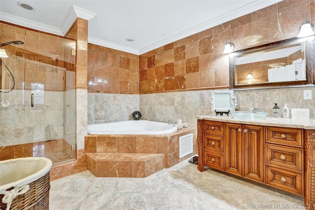 最近售出: $948,000 (5 贝兹, 3 浴室, 4240 平方英尺)
