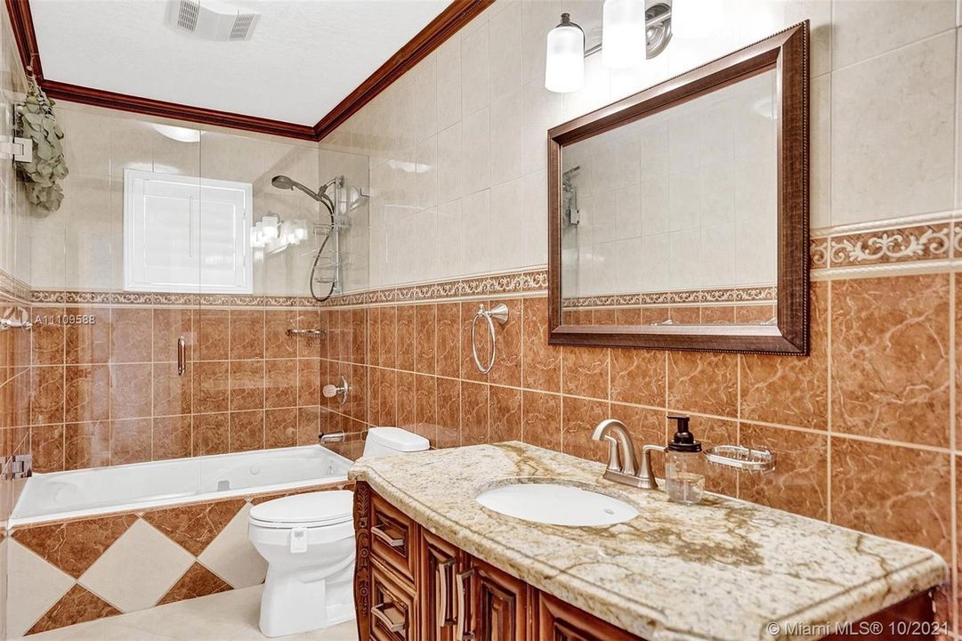 最近售出: $948,000 (5 贝兹, 3 浴室, 4240 平方英尺)