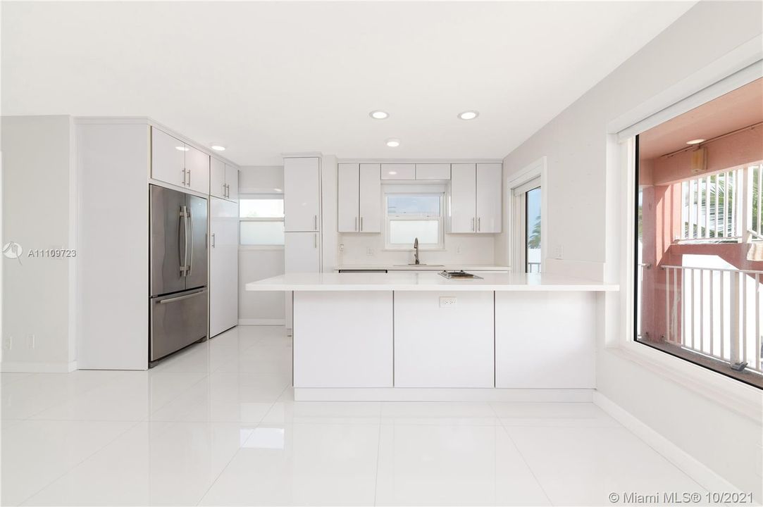 最近售出: $340,000 (1 贝兹, 2 浴室, 680 平方英尺)