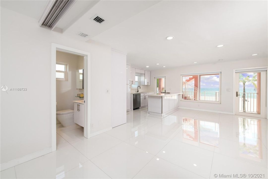 最近售出: $340,000 (1 贝兹, 2 浴室, 680 平方英尺)