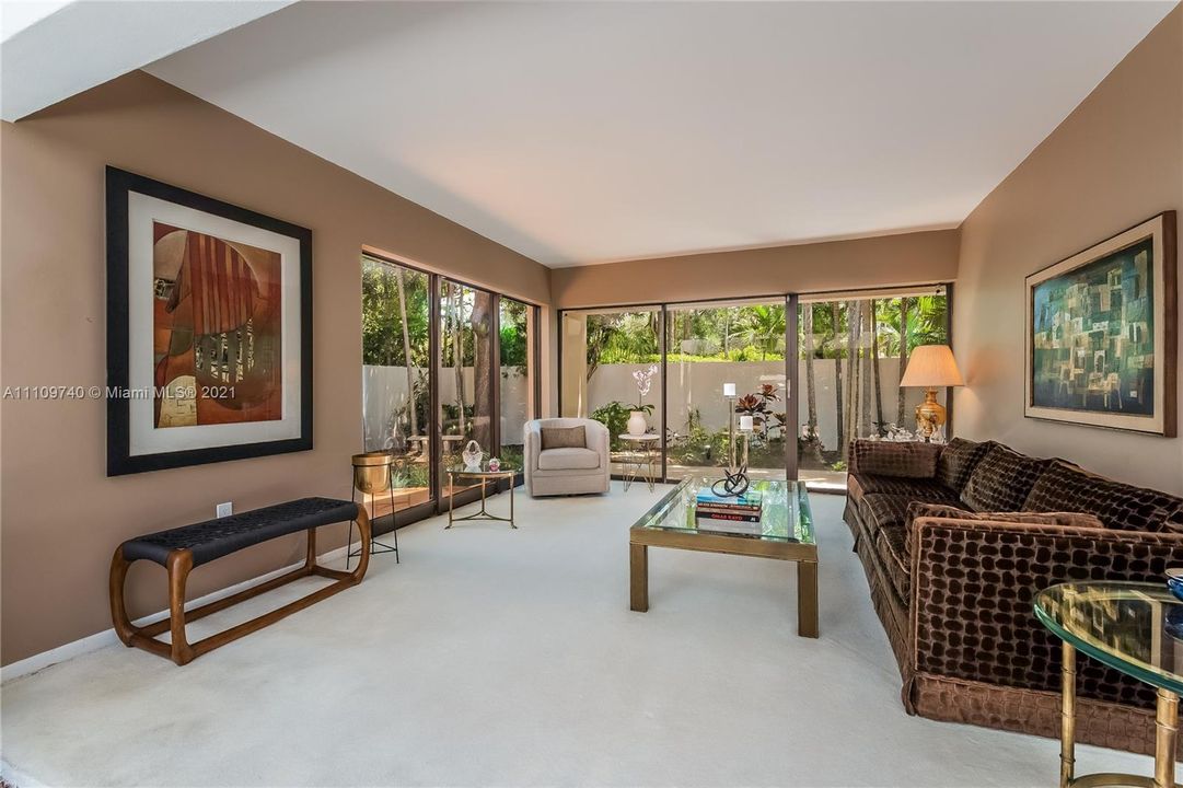 Recently Sold: $2,950,000 (5 beds, 5 baths, 4967 Square Feet)
