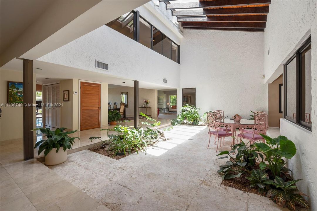 Recently Sold: $2,950,000 (5 beds, 5 baths, 4967 Square Feet)