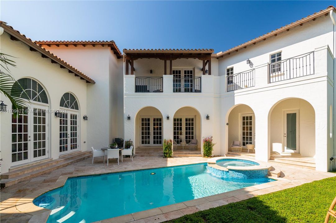 Recently Sold: $3,499,000 (5 beds, 6 baths, 4756 Square Feet)