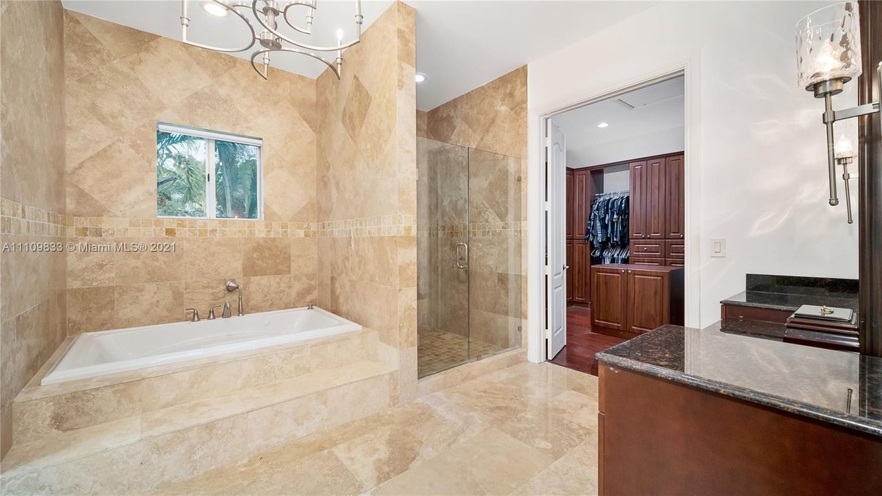 最近售出: $2,250,000 (6 贝兹, 5 浴室, 3986 平方英尺)