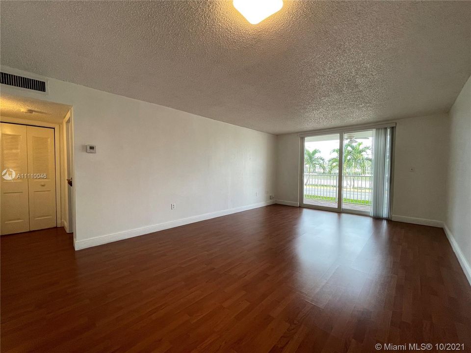 Recently Rented: $1,650 (1 beds, 1 baths, 870 Square Feet)