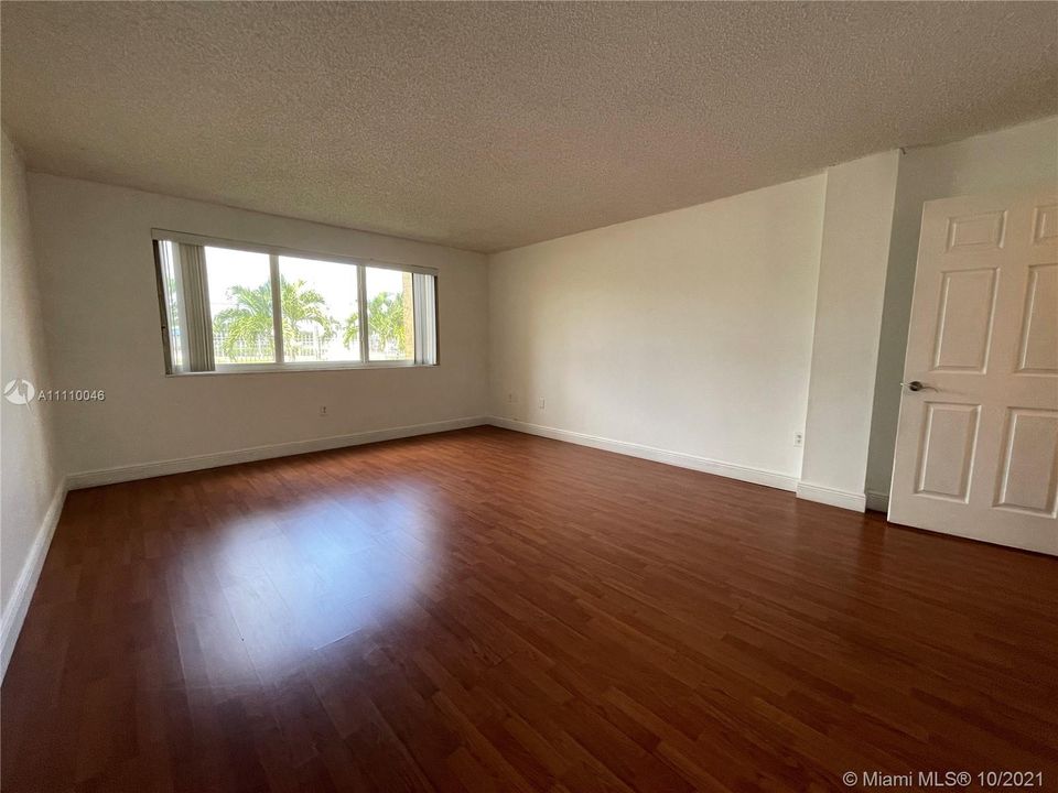 Recently Rented: $1,650 (1 beds, 1 baths, 870 Square Feet)