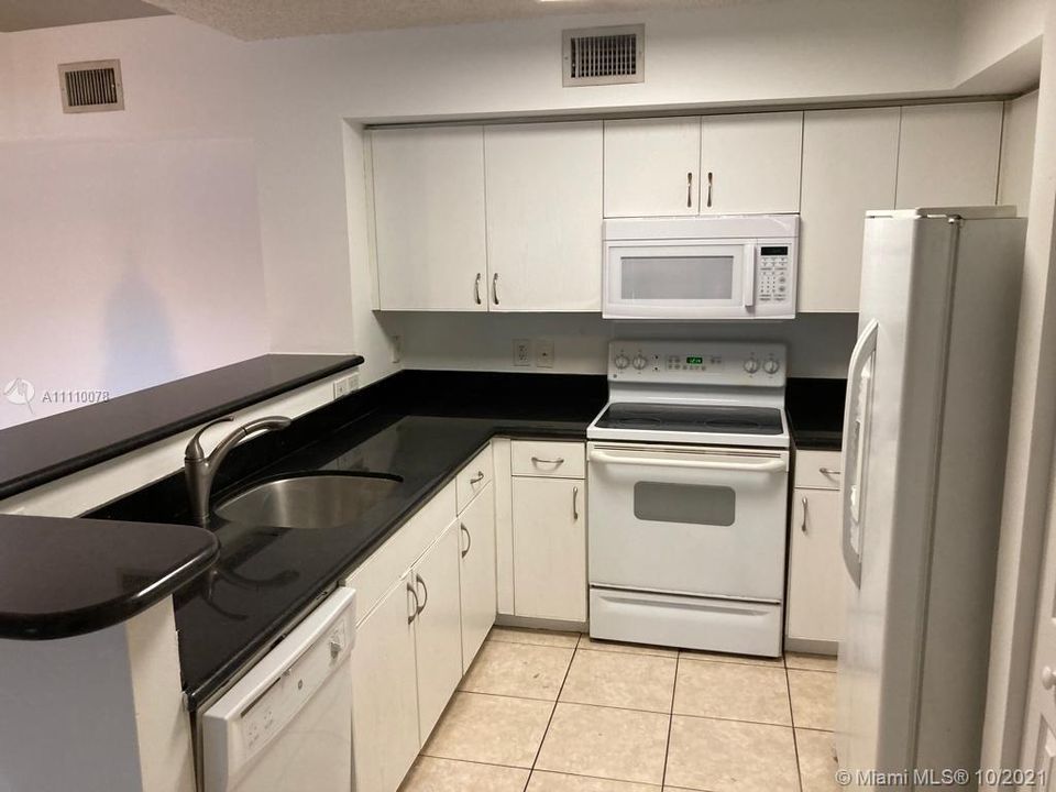 Recently Rented: $1,700 (2 beds, 2 baths, 967 Square Feet)