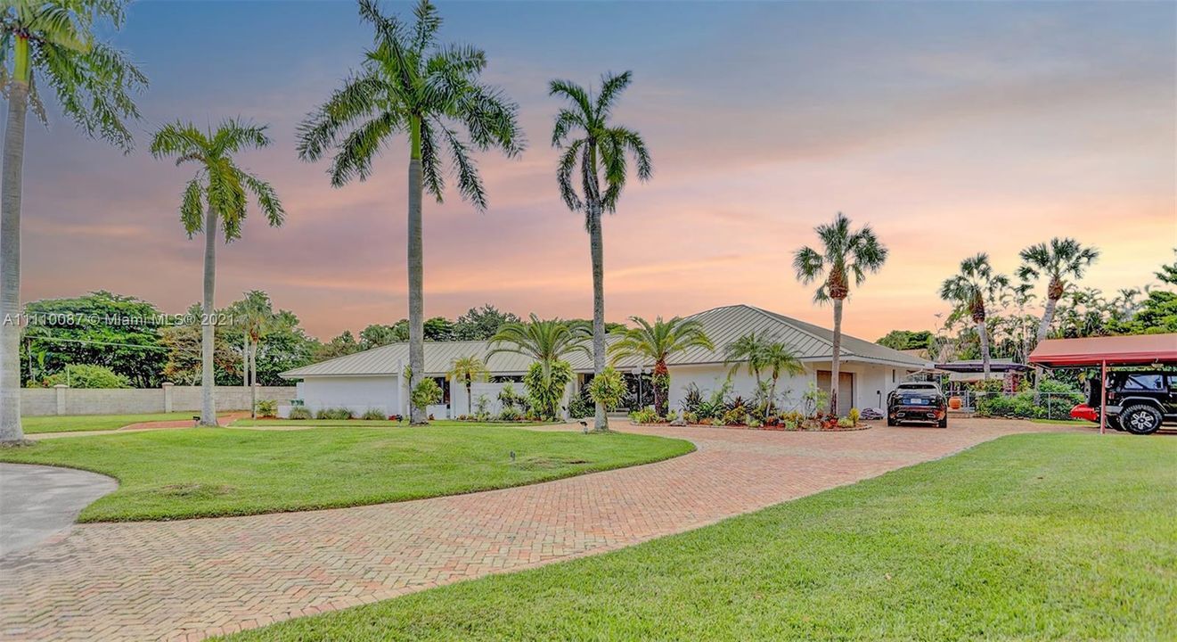 Recently Sold: $1,995,000 (5 beds, 3 baths, 4396 Square Feet)