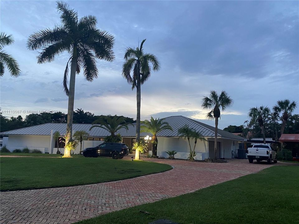 Recently Sold: $1,995,000 (5 beds, 3 baths, 4396 Square Feet)