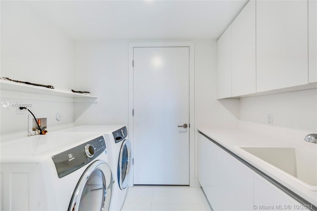 Laundry Room with Sink & Storage