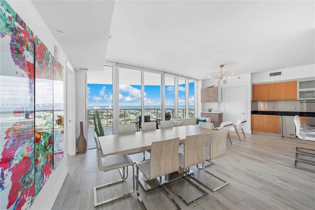 Recently Sold: $3,950,000 (3 beds, 3 baths, 3058 Square Feet)