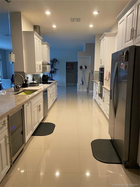 Vendido Recientemente: $710,000 (4 camas, 2 baños, 2253 Pies cuadrados)