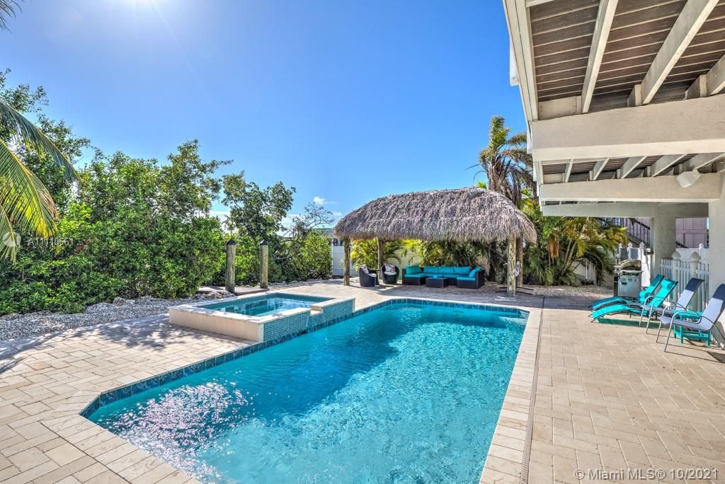 Recently Sold: $2,400,000 (4 beds, 3 baths, 2808 Square Feet)