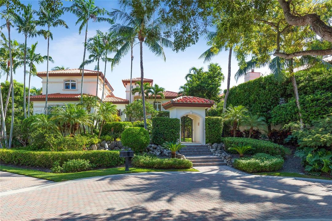 Recently Sold: $3,995,000 (5 beds, 6 baths, 7235 Square Feet)