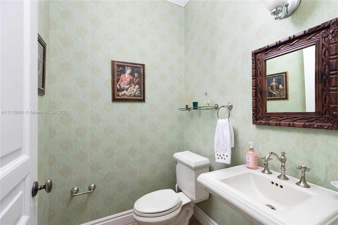 Недавно продано: $3,995,000 (5 спален, 6 ванн, 7235 Квадратных фут)