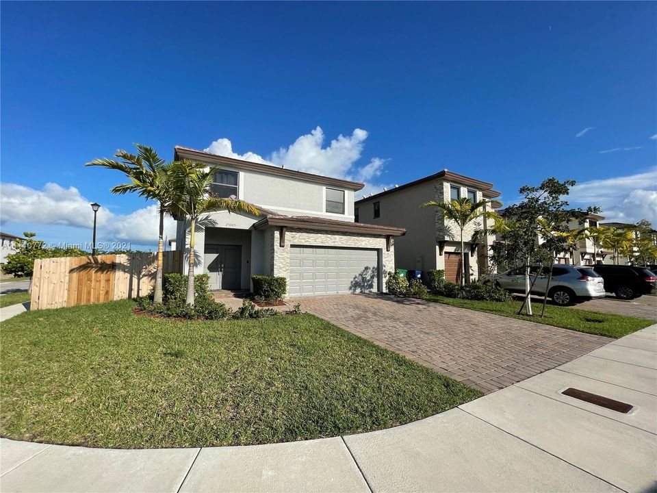 Recently Sold: $540,000 (4 beds, 3 baths, 2412 Square Feet)