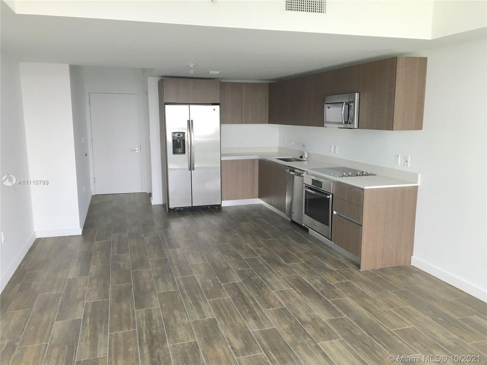 Recently Sold: $495,000 (2 beds, 2 baths, 924 Square Feet)