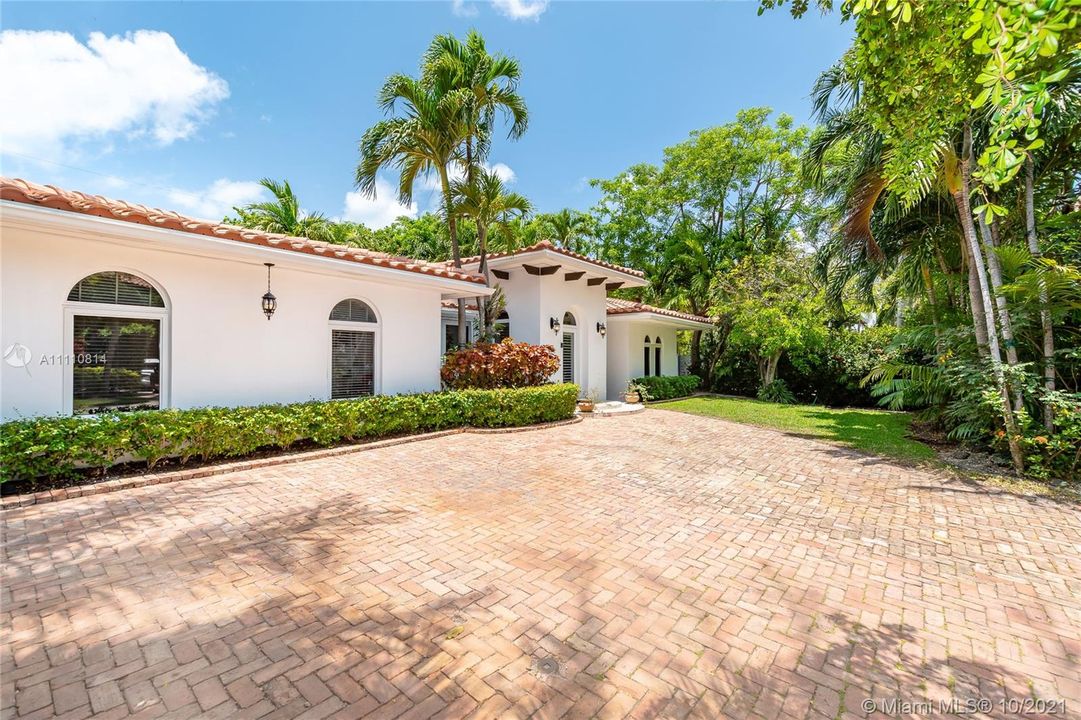 Recently Sold: $2,990,000 (6 beds, 4 baths, 2428 Square Feet)