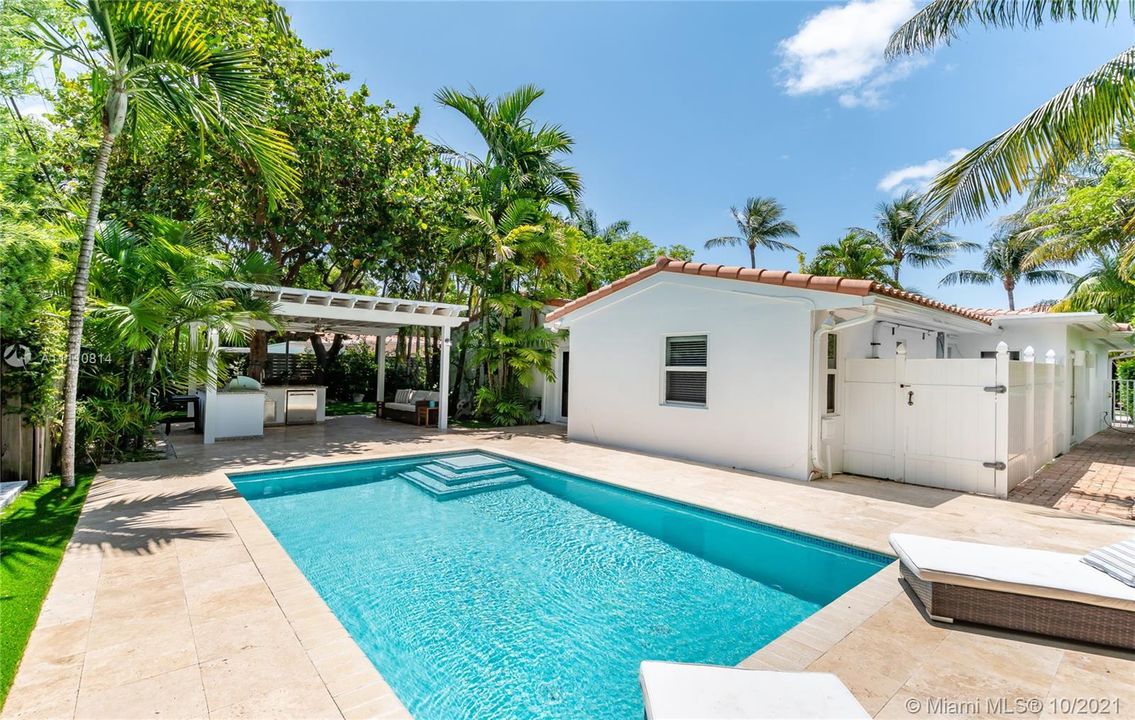 Recently Sold: $2,990,000 (6 beds, 4 baths, 2428 Square Feet)