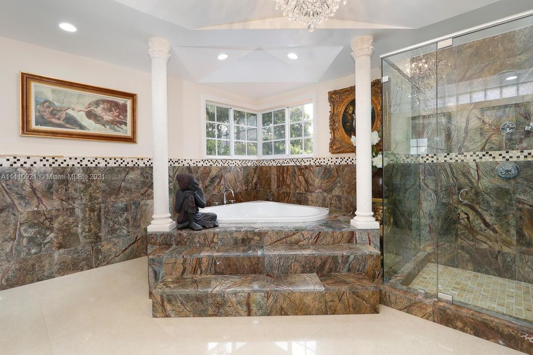 Недавно продано: $1,850,000 (6 спален, 6 ванн, 5224 Квадратных фут)