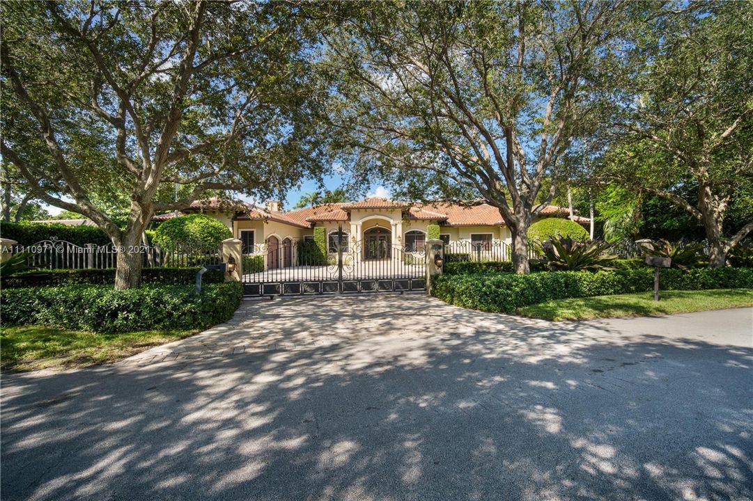 Recently Sold: $2,499,000 (5 beds, 4 baths, 3977 Square Feet)