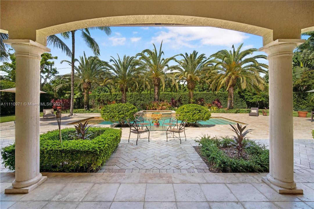 Recently Sold: $2,499,000 (5 beds, 4 baths, 3977 Square Feet)