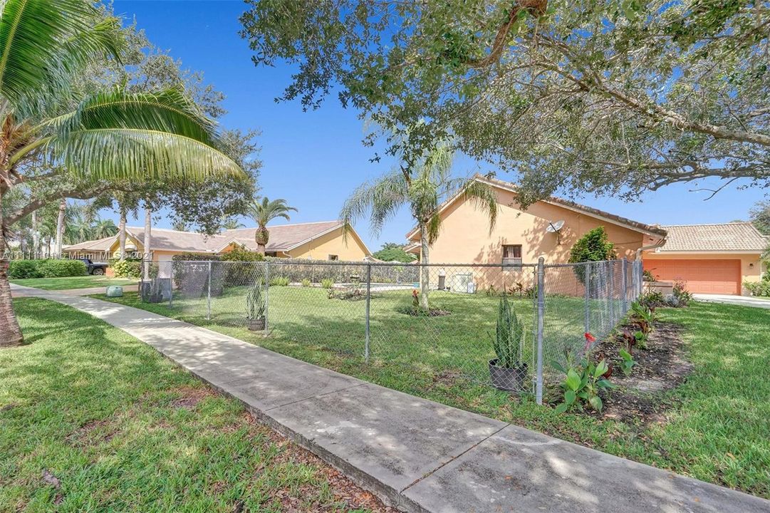 Recently Sold: $550,000 (3 beds, 2 baths, 2055 Square Feet)