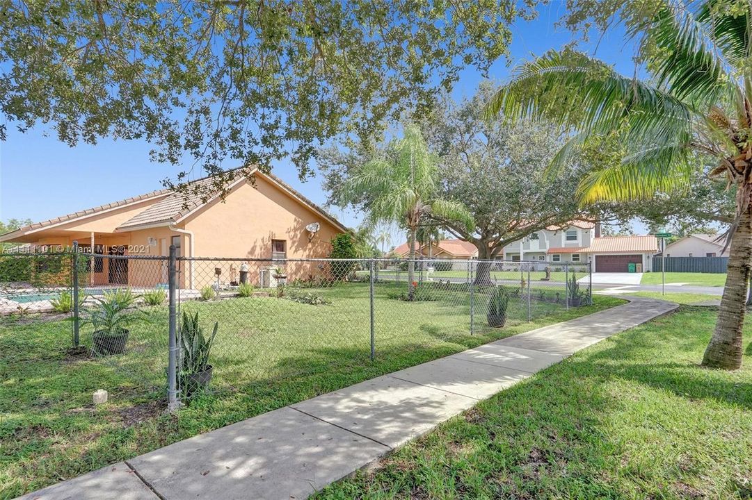 Recently Sold: $550,000 (3 beds, 2 baths, 2055 Square Feet)