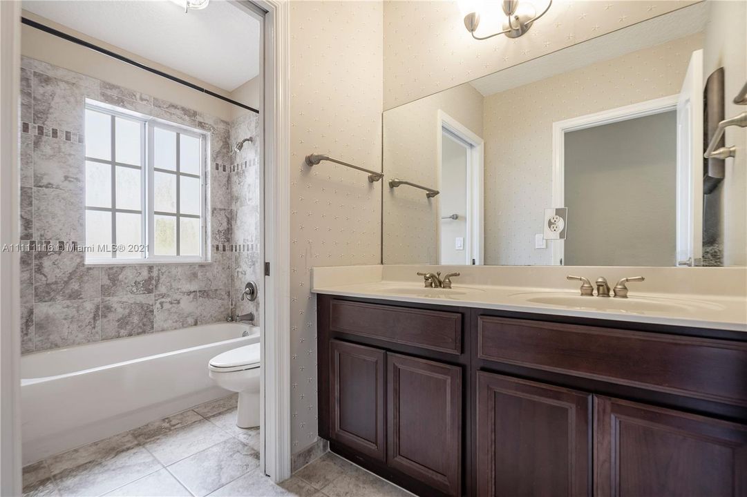 Recently Rented: $3,000 (3 beds, 2 baths, 2641 Square Feet)