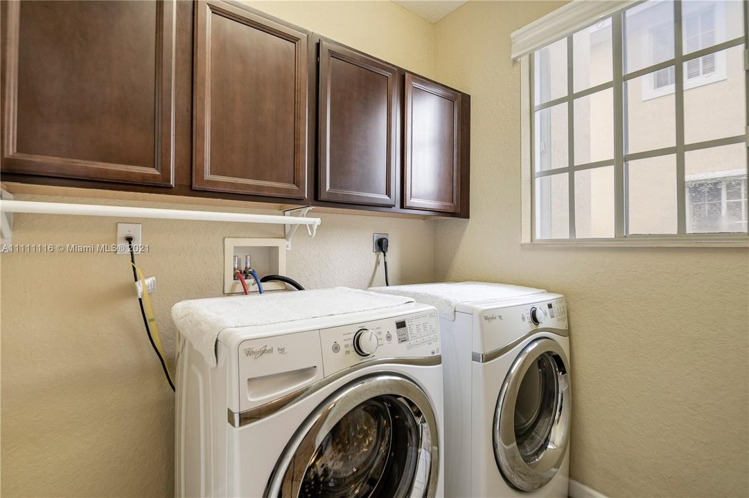 Recently Rented: $3,000 (3 beds, 2 baths, 2641 Square Feet)