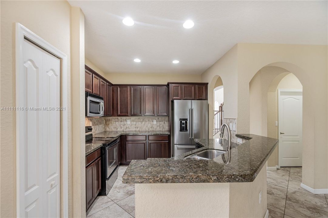 Recently Rented: $3,000 (3 beds, 2 baths, 2641 Square Feet)