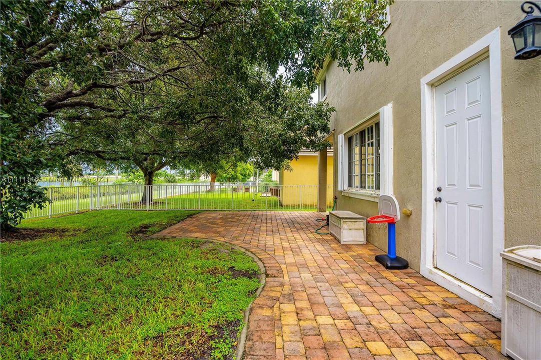 Recently Rented: $3,000 (3 beds, 2 baths, 2641 Square Feet)