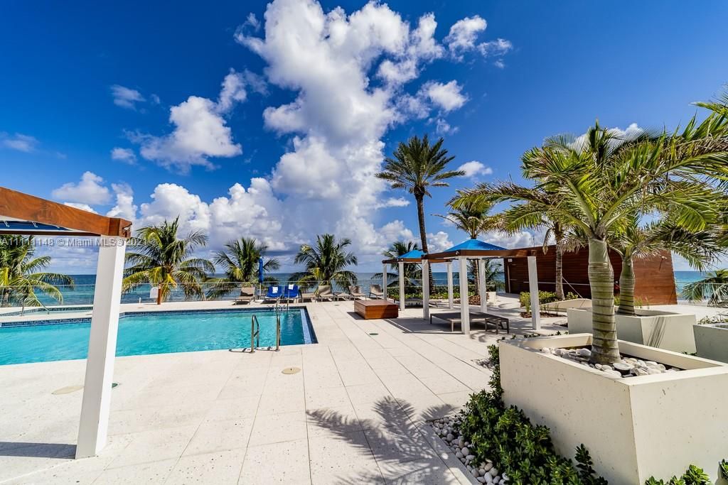 Recently Sold: $2,569,000 (3 beds, 3 baths, 2864 Square Feet)