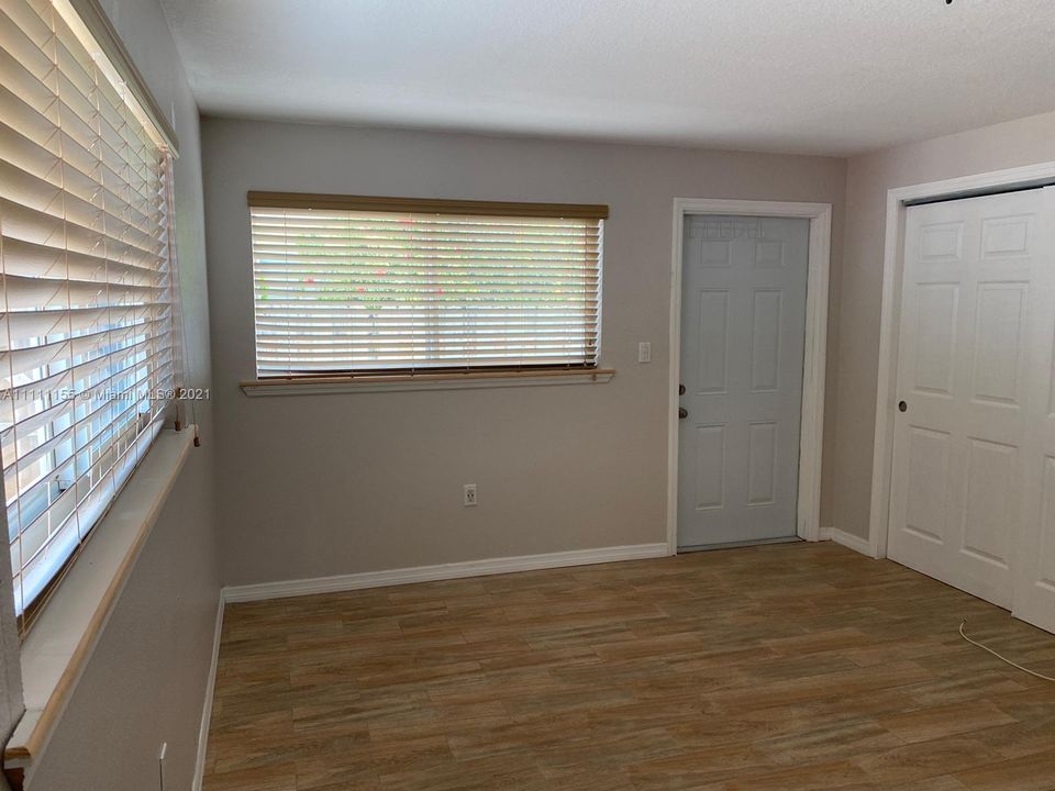 最近租的: $3,500 (2 贝兹, 1 浴室, 1250 平方英尺)