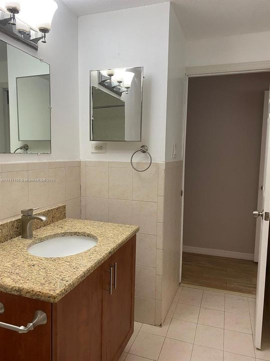 最近租的: $3,500 (2 贝兹, 1 浴室, 1250 平方英尺)